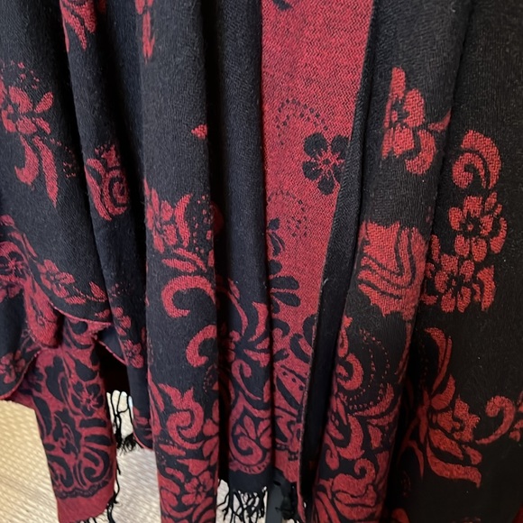 Reversible damasks pattern shawl with fringe One Size - Picture 3 of 8